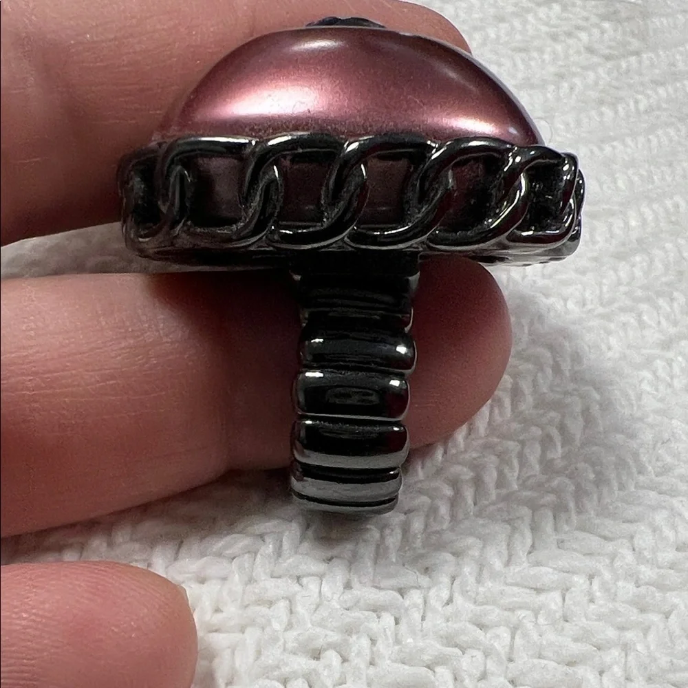 Elegant Red Statement Ring with Chainlink border